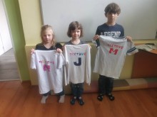 děti s vyrobenými tričky